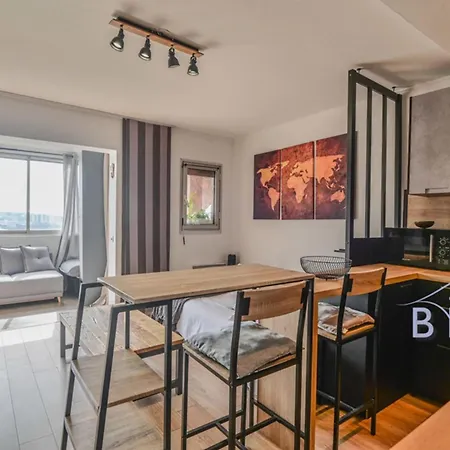 Large With Swimming Pool And Open View شقة *